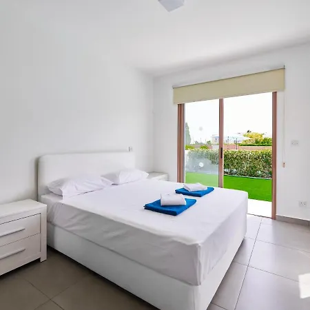 Angie Luxury איה נאפה